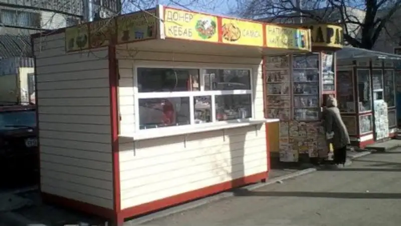 В Алматы продолжается снос киосков