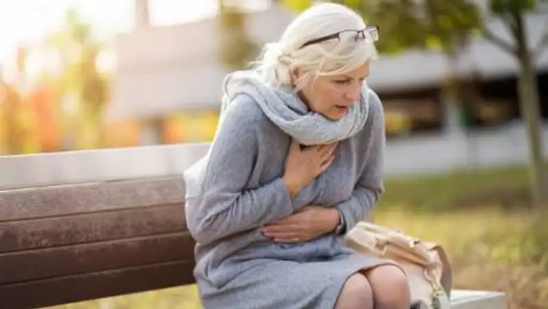 Одышка, тошнота и чувство тревоги могут указывать на сердечный приступ