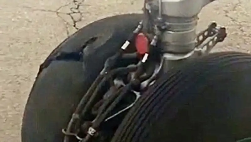 Колесо на шасси лопнуло при посадке самолета в Алматы