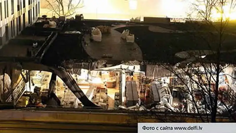 Под завалами обрушившегося супермаркета в Риге все еще остаются люди, фото - Новости Zakon.kz от 22.11.2013 18:40