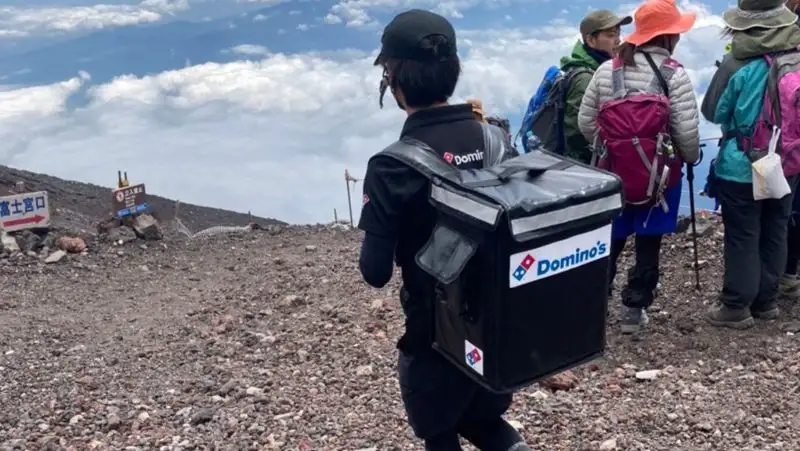 В Японии курьер доставил пиццу туристу на вершину вулкана Фудзияма