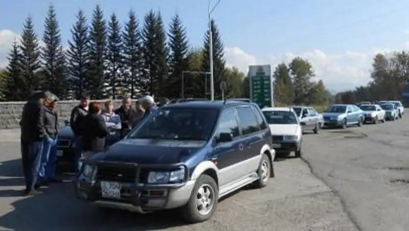 В ВКО автомобилисты перекрыли дорогу, выступая против дефицита бензина на заправках