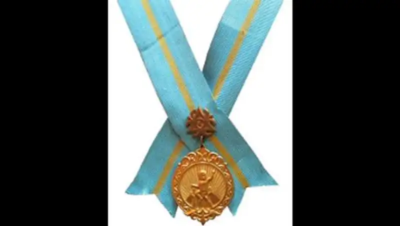 В ЮКО 28-летней многодетной матери вручили подвеску «Алтын ал&#1179;а»