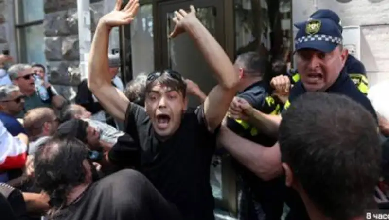 США призвали Грузию наказать применивших насилие противников марша ЛГБТ