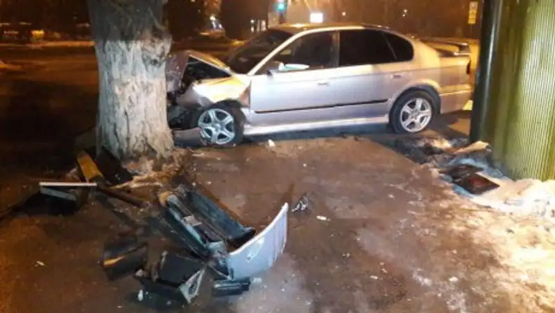 В Алматы Subaru снес светофор