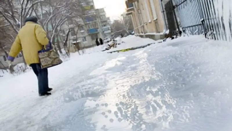 В Усть-Каменогорске в результате гололеда пострадали более 30 человек