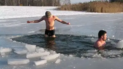 Врачи предупредили об опасности купания в ледяной воде на Крещение, фото - Новости Zakon.kz от 15.01.2023 19:46