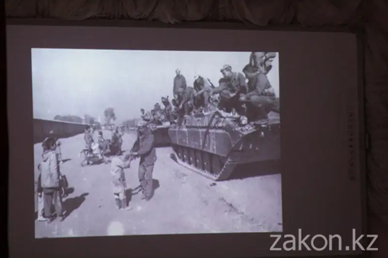 В алматинской школе провели торжественное мероприятие для воинов-афганцев В алматинской школе провели торжественное мероприятие для воинов-афганцев, фото - Новости Zakon.kz от 22.02.2013 21:06