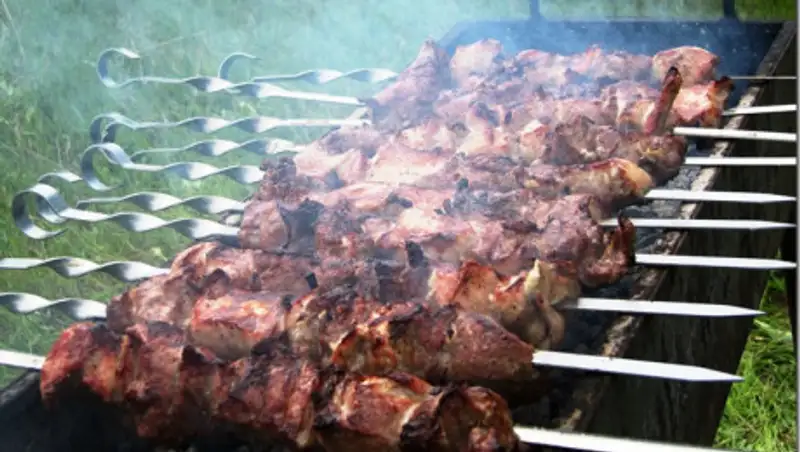 Почему шашлык может вызывать онкологию, объяснила врач-диетолог