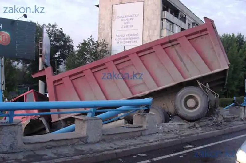 Грузовик «свалился» с моста в Алматы, зацепив внедорожник (фото) Грузовик «свалился» с моста в Алматы, зацепив внедорожник (фото), фото - Новости Zakon.kz от 17.05.2013 17:14