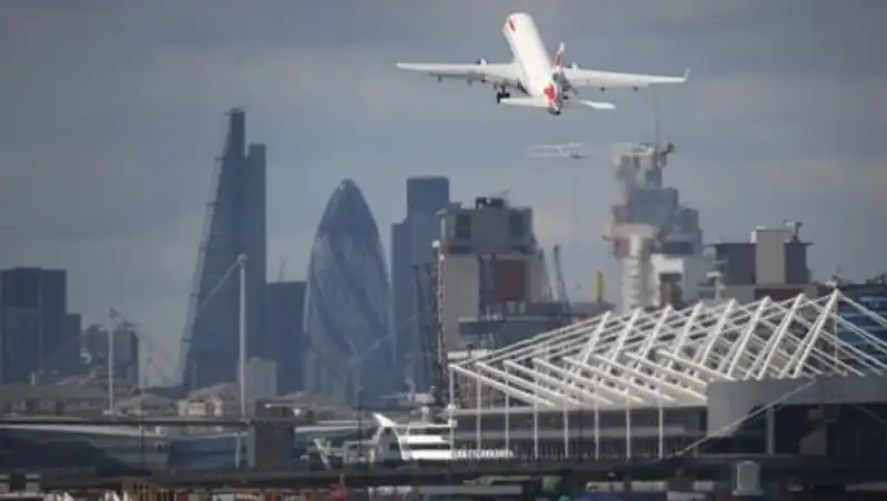 Работа аэропорта Лондон-Сити парализована из-за протестующих