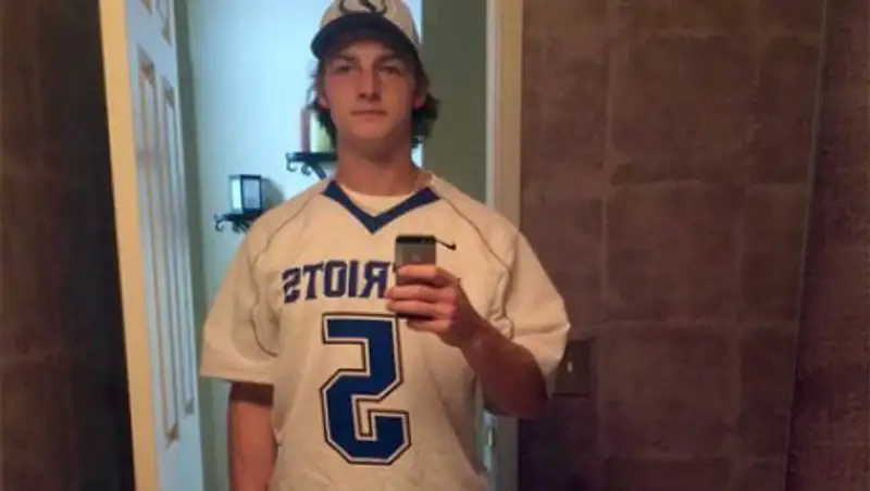 В теле хоккеиста нашли 63-сантиметрового червя