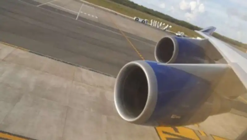 Взрывчатку на борту самолета Дубай-Киев не обнаружили