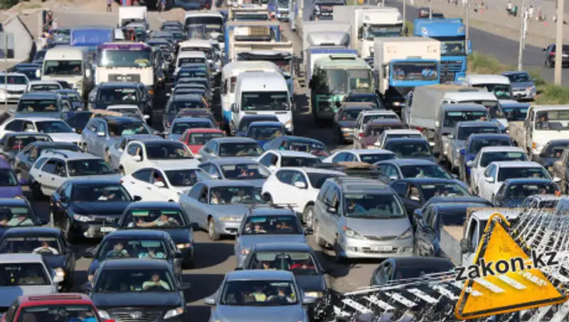 На границе Казахстана и Китая наблюдается скопление машин
