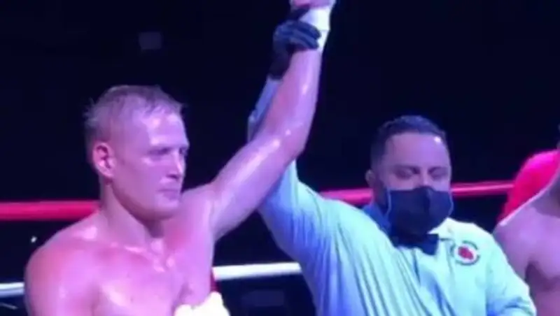 Непобежденный казахстанский боксер побил американца с 13 победами в Майами