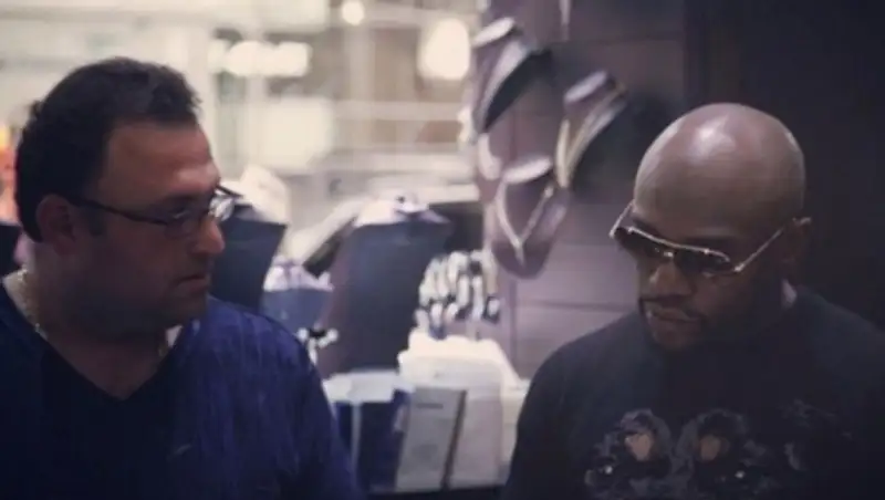 Флойд Мэйуэзер назначил награду за помощь в поимке убийцы своего ювелира