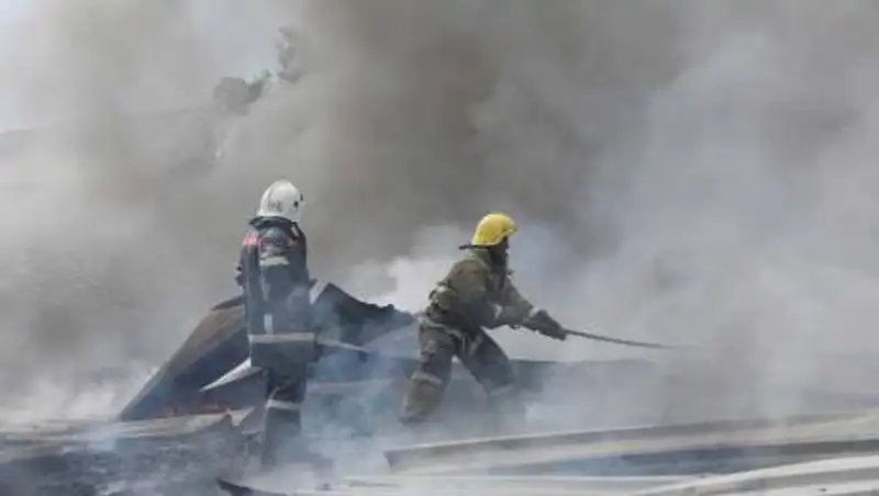 Крупный пожар произошел в промзоне Актау