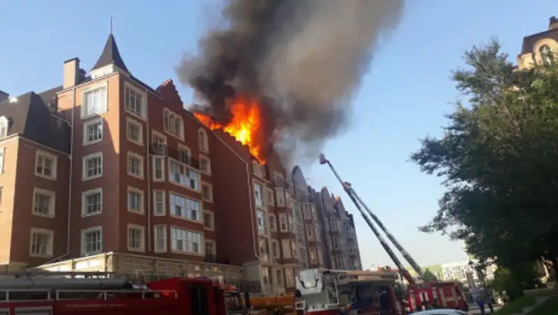 Пожар в столичном ЖК. Огонь повредил квартиры