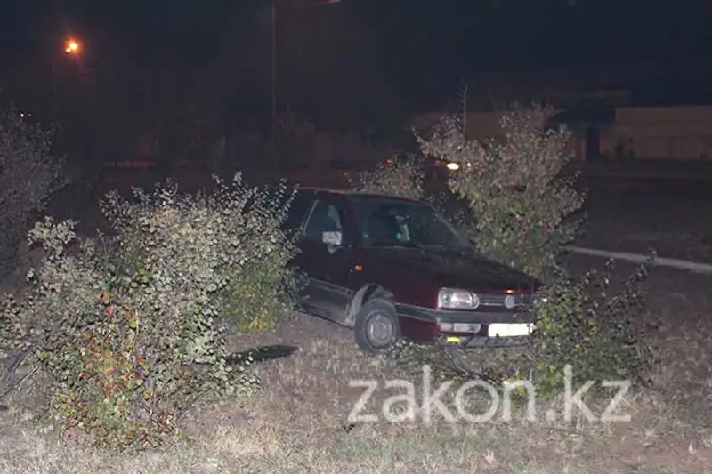 Водитель Фольксвагена «не вписался» в поворот и вылетел с дороги, перевернувшись (фото) Водитель Фольксвагена «не вписался» в поворот и вылетел с дороги, перевернувшись (фото), фото - Новости Zakon.kz от 01.11.2013 21:37