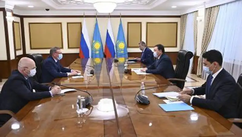 Развитие речного судоходства на Иртыше обсудил Мамин с главой Омской области