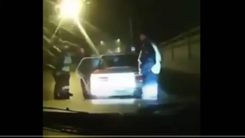 Казахстанцы рассылают видео вооруженного нападения на полицейских