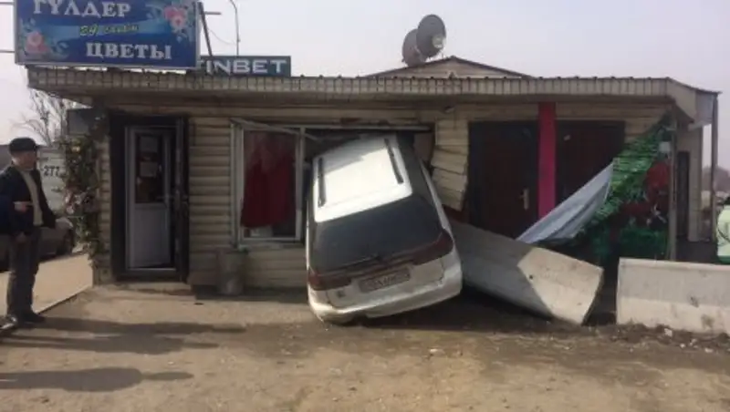 Водитель Subaru протаранил цветочный магазин в Алматы