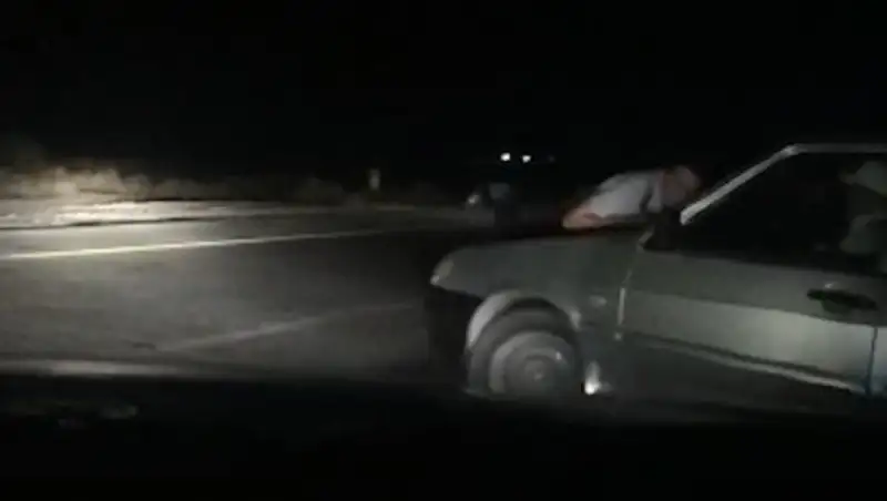 Полицейского протащили на капоте в Туркестанской области