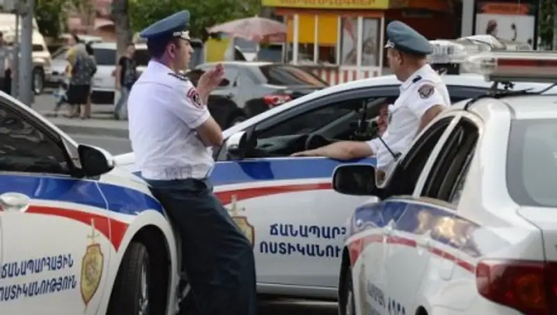 Подъезд к захваченному зданию полиции в Ереване заблокировали