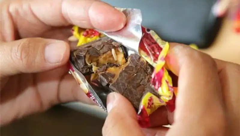 Жительница Костаная обнаружила в шоколадных конфетах червей