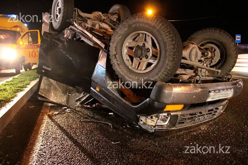 Тойота Прадо перевернулся на крышу в результате ДТП в Алматы (фото) Тойота Прадо перевернулся на крышу в результате ДТП в Алматы (фото), фото - Новости Zakon.kz от 09.07.2013 18:08