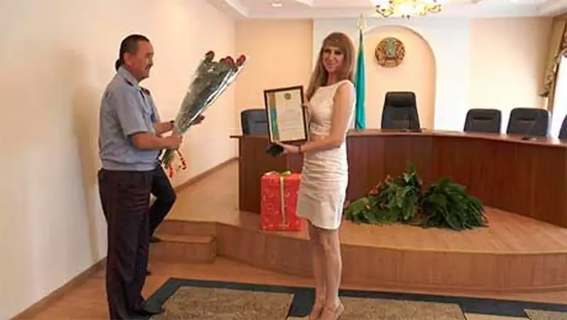 В Алматы наградили девушку, которая не дала скрыться пьяному водителю, сбившему женщину