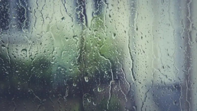 Молодежь ломала решетку над арыками в Алматы