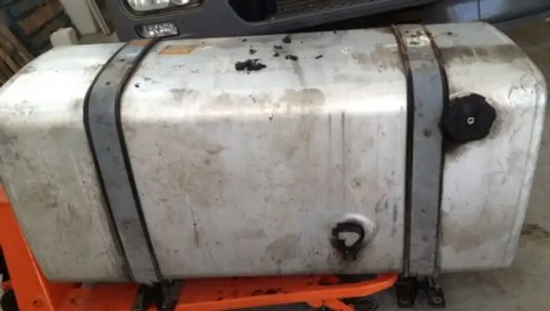 Кыргызстанец пытался вывезти из РК около 1,8 тонн ГСМ в двойном дне бензобака