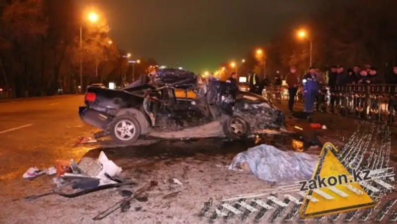 Женщина с ребенком погибли в результате серьезного ДТП в Алматы