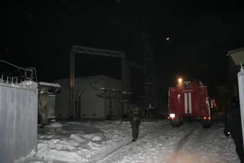 Несколько районов Алматы остались без света из-за пожара на подстанции (фото), фото - Новости Zakon.kz от 20.12.2012 14:48
