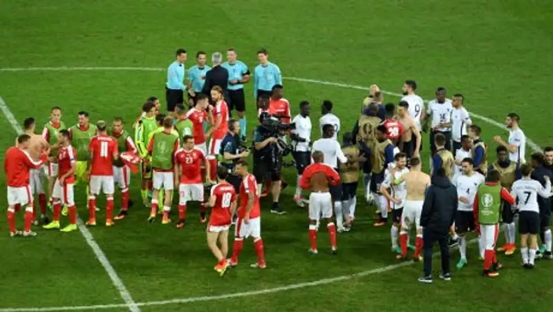 Швейцария и Франция сыграли на ноль и вышли в плей-офф Евро-2016