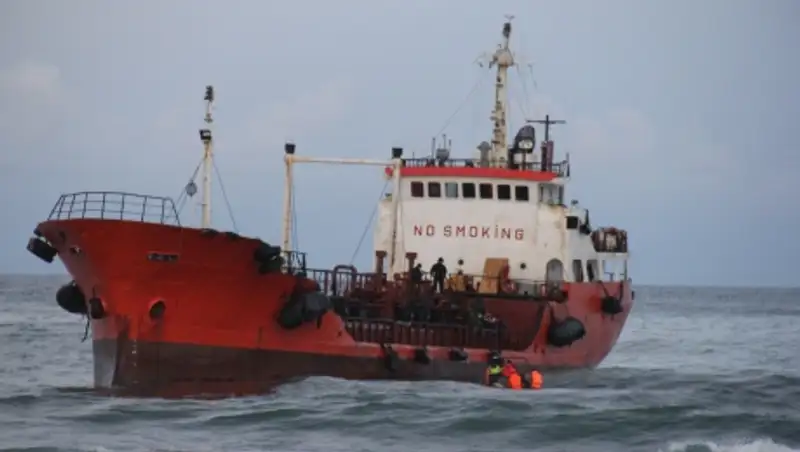 С танкера "Надежда", севшего на мель у берегов Сахалина, откачали все дизтопливо