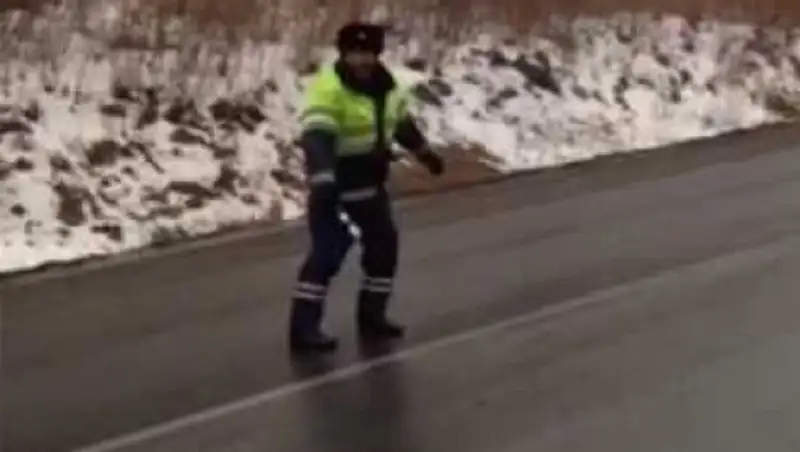 В Сеть выложили видео с танцующим полицейским из Приморья