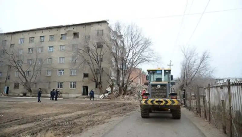 Аким Кызылординской области посетил место обрушения общежития в "Титове"