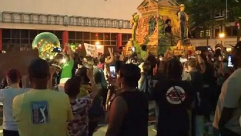 Участник протестов в США опрокинул на себя статую и впал в кому