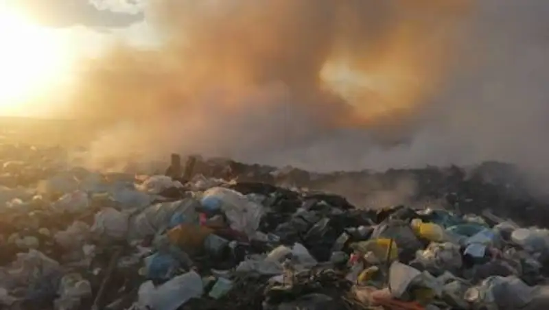 Близ Алматы горят несколько гектаров мусорной свалки