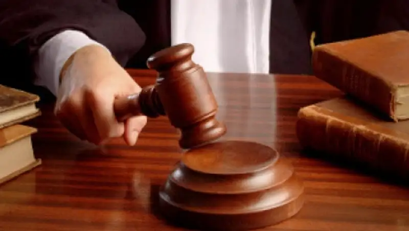 Женщину, облившую испражнениями гараж бывшей коллеги, арестовали на 2 суток в Уральске