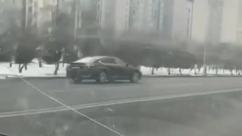 Опасную езду на встречной полосе сняли очевидцы в Алматы