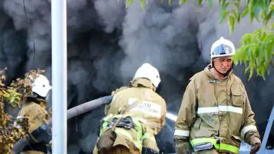 Мусор горит в Актобе, фото - Новости Zakon.kz от 17.07.2022 10:29