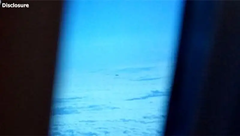 Пассажир самолета снял НЛО