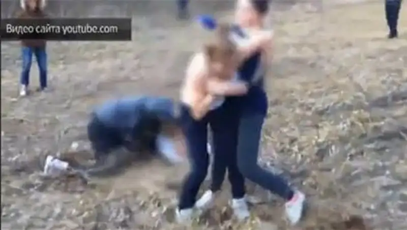 Стенка на стенку: массовую драку калужских школьниц сняли на видео