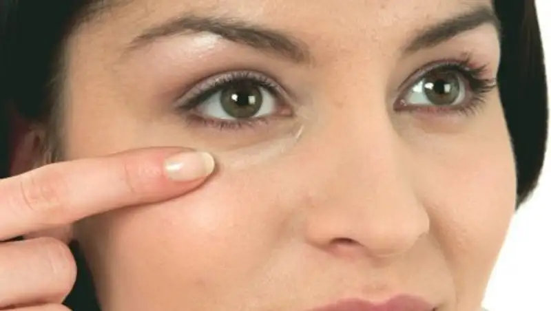 Как избавиться от мешков под глазами и нависшими веками