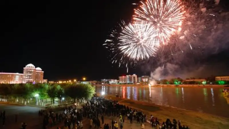 Грандиозный салют прозвенел для 20 тысяч гостей в День города Атырау