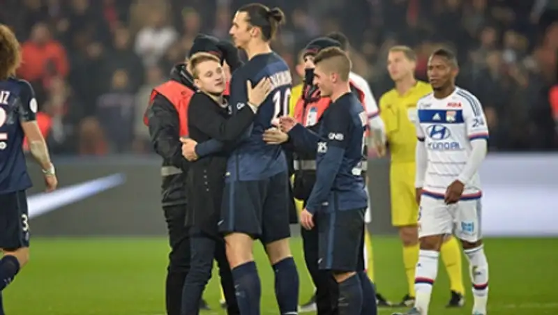 Ибрагимович подарил футболку выбежавшему на поле фанату