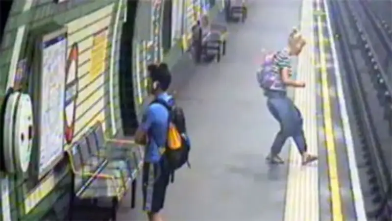 Коляска с ребенком упала на рельсы в лондонском метро